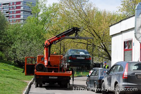 БЛИЦ: Перемещают личные авто около площади Защитников Неба в Крылатском