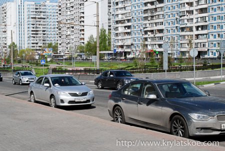 БЛИЦ: Перемещают личные авто около площади Защитников Неба в Крылатском