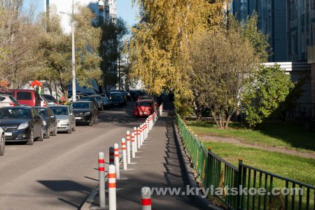 БЛИЦ: полезные столбики на тротуарах Крылатского