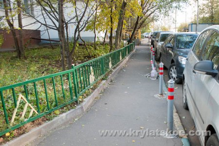 БЛИЦ: полезные столбики на тротуарах Крылатского